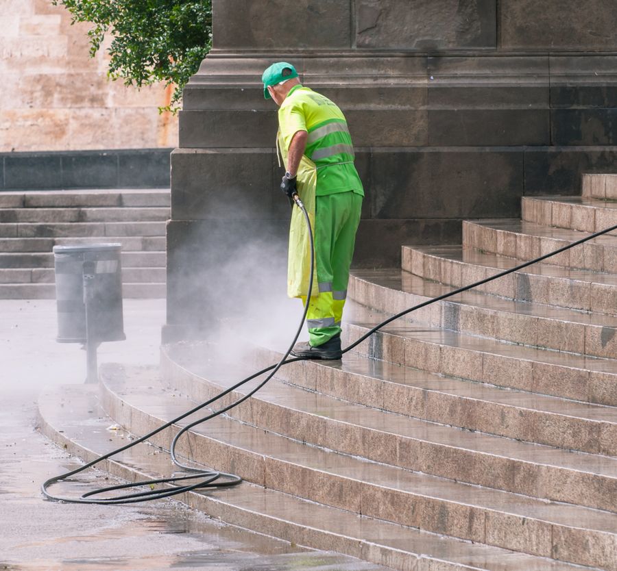 Beispielmotiv: Außenstufen werden gründlich mit Wasser gereinigt